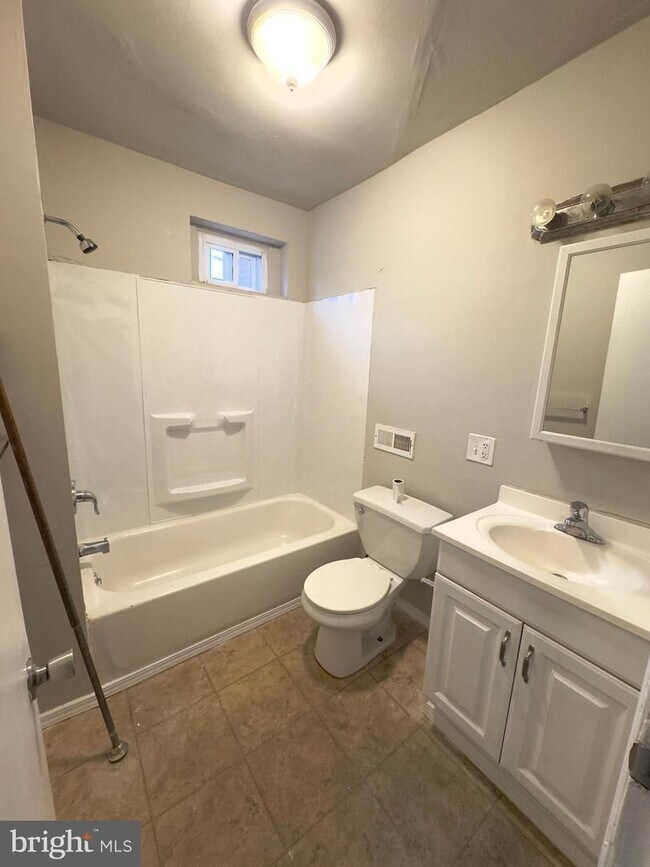 Building Photo - COMING SOON 9/1/2026- Spacious 5-Bedroom Home with Private Yard & Off-Street Parking in Upland