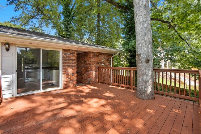 Building Photo - 332 Seneca Pl