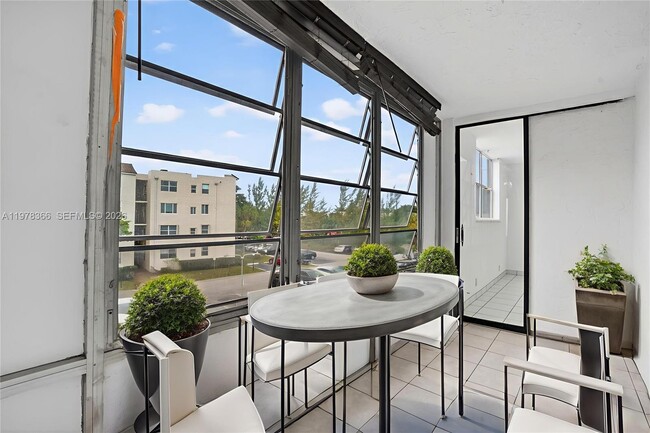 Building Photo - 2821 Somerset Dr