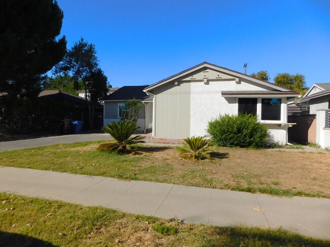 Building Photo - Remodeled 3 Bedroom + 2 Bath Property in R...