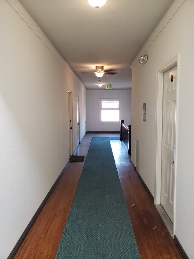 Building Photo - 723 E 3rd St