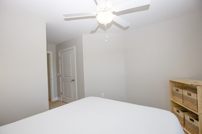 Building Photo - Charming End-Unit Townhome in Southern Pines