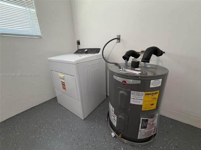 Building Photo - 8581 NW 17th St