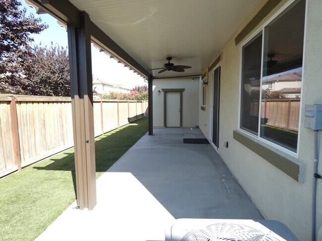 Building Photo - 4/2.5 N. Vacaville home with solar!