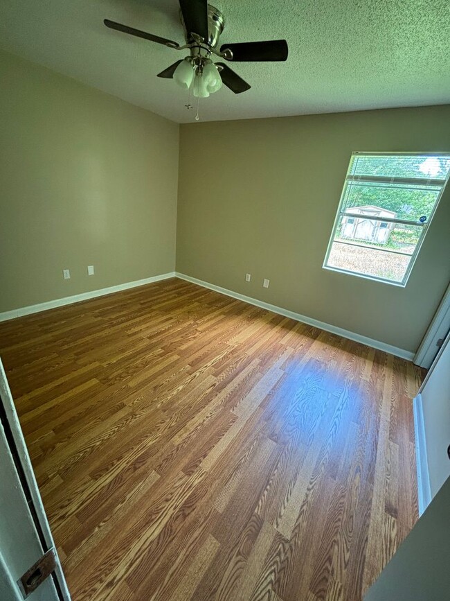 Building Photo - FOR RENT 3 Bed 2 bath home