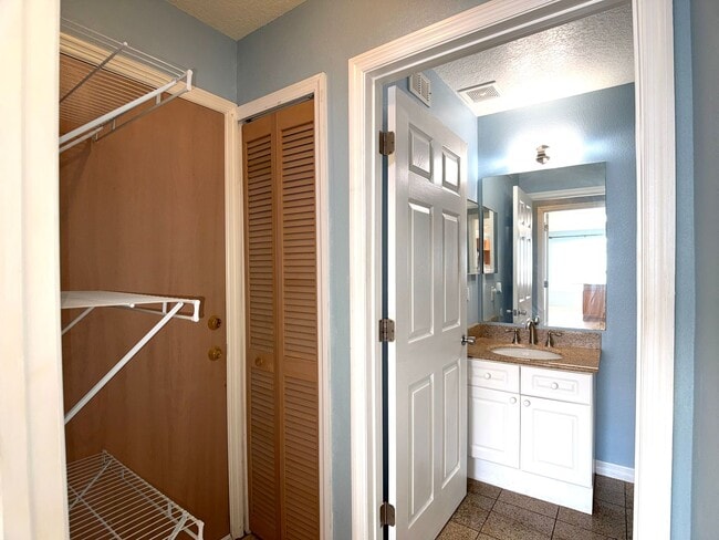 Building Photo - Move-in ready Efficiency in the Coveted Area of Four Corners Area—Water and Electric Included (wi...