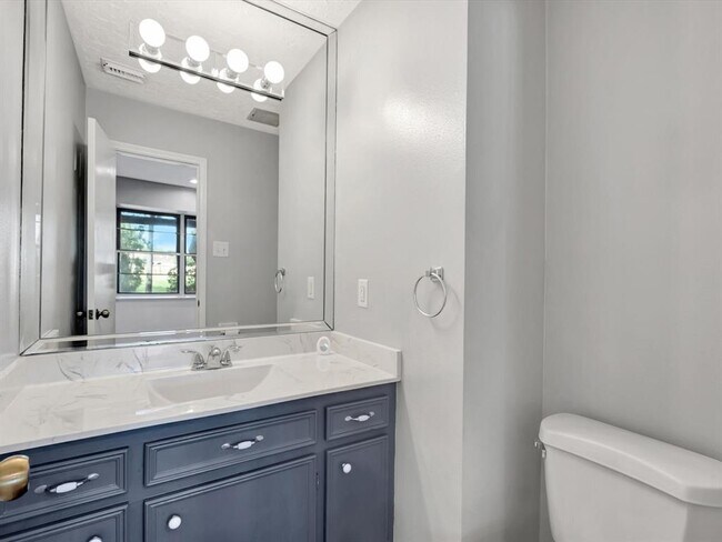 Building Photo - 15014 Torry Pines Rd