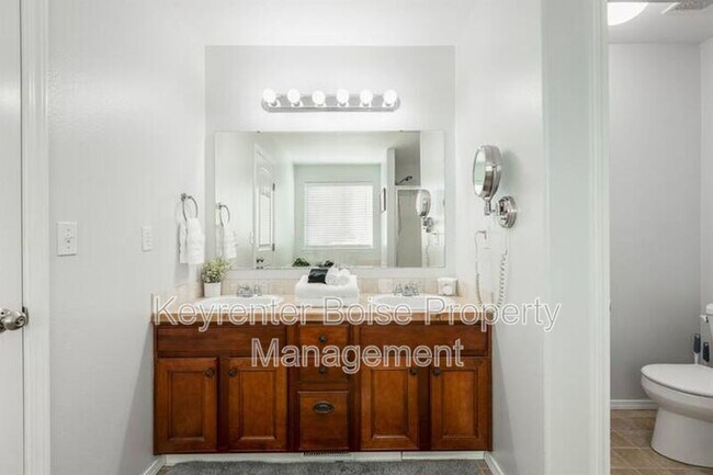 Building Photo - 879 N Traquair Pl
