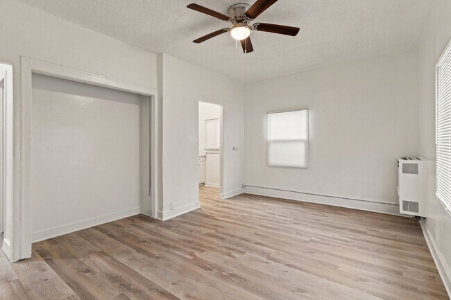 Interior Photo - 1424 Chestnut Avenue