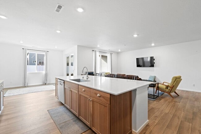 Building Photo - 10813 N Beaverhead Rd