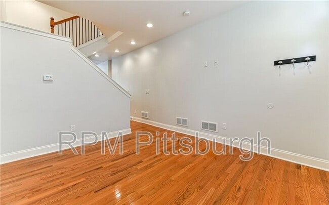 Building Photo - 185 Almond Wy