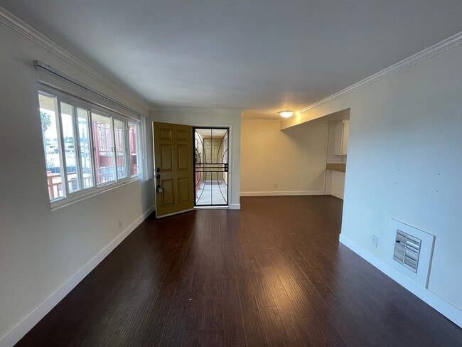 Building Photo - 1 Bedroom Just Blocks From the Ocean