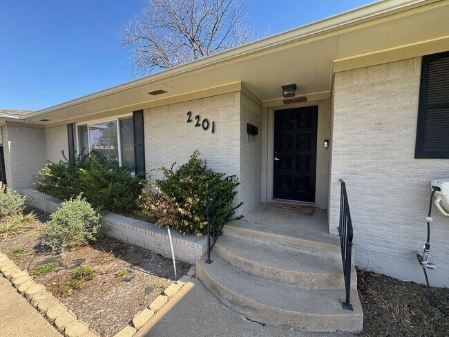 Building Photo - Beautifully Maintained Corner Lot Waco Home