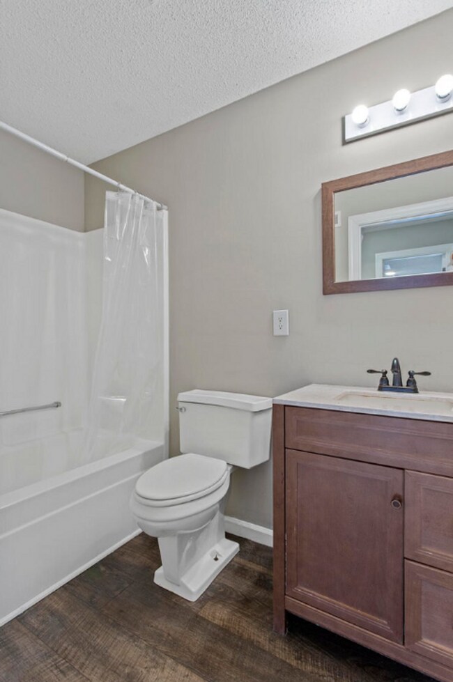 Building Photo - Great Location! - 4 Bedroom Home in East B...