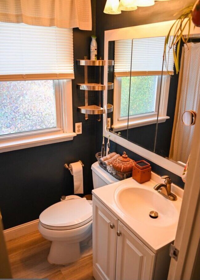 Building Photo - 1095 West Cir