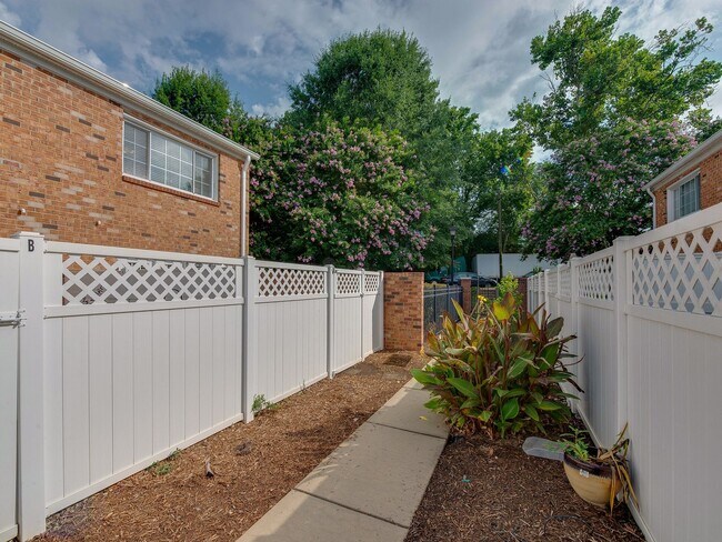 Building Photo - Stunning and completely updated townhome s...