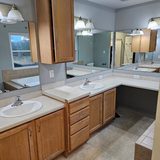 Building Photo - 21 Little Oak Rd