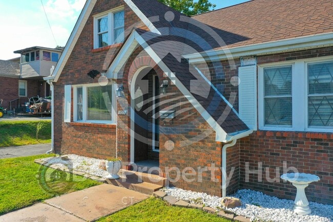 Building Photo - 305 E 3rd St