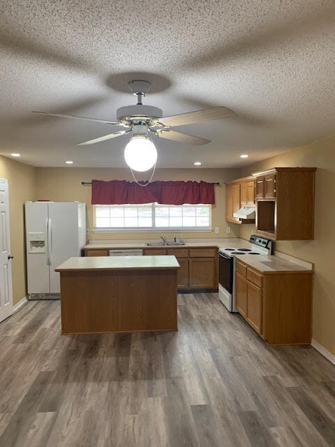 Building Photo - 556 Aila St