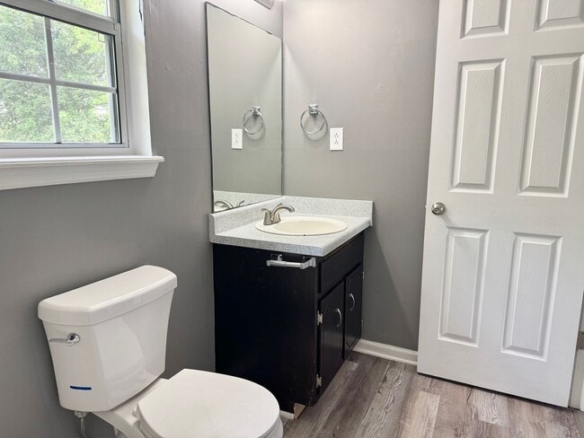 Building Photo - Three Bedroom Close to Ft. Campbell