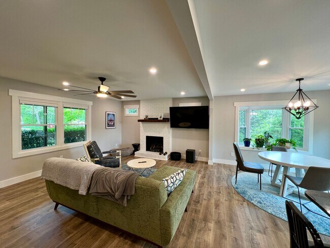Building Photo - Beautifully Updated Home!  Fenced Yard!