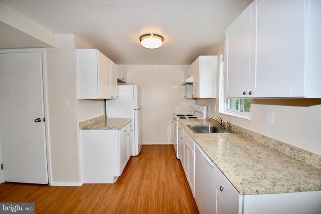 Building Photo - 1730 Heather Ln