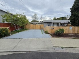 Building Photo - 2222 W Dunlop St