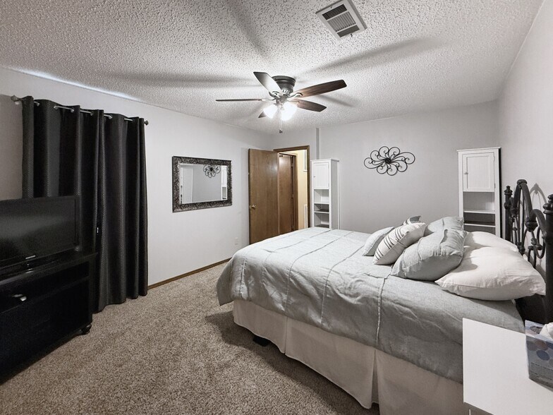 Building Photo - 1516 Meadowhill Dr