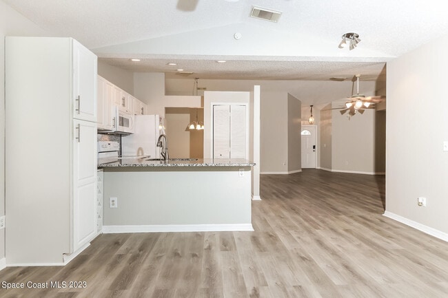 Building Photo - 2307 SW Kent Cir