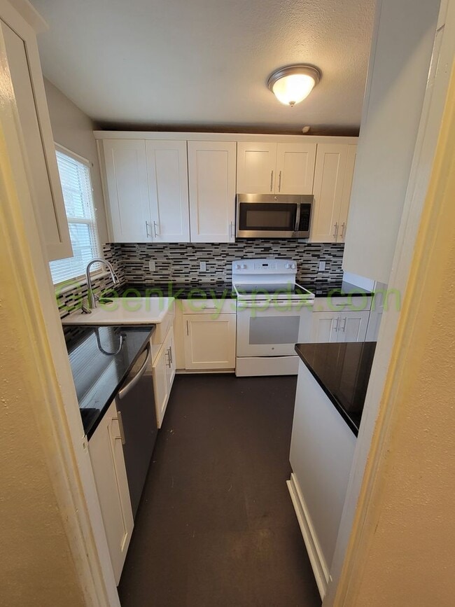 Building Photo - Large 2 Bedroom 1 Bath Unit off Broadway w...