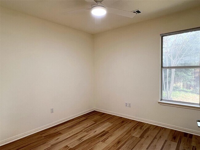 Building Photo - 10 Troon Dr