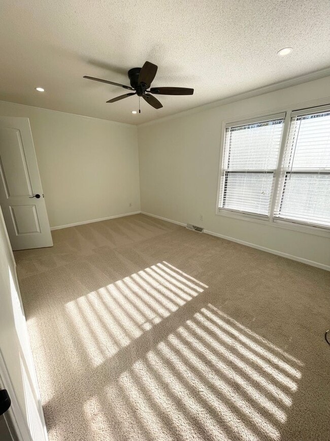 Building Photo - 328 Wellington Way