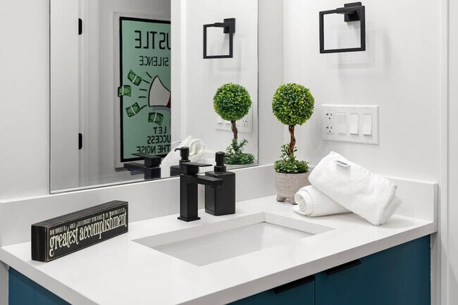 Building Photo - 318 W Grand Ave