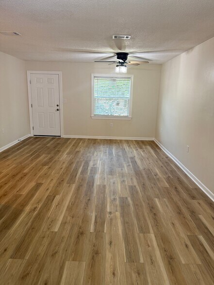 Building Photo - 706 Shady Ln Dr