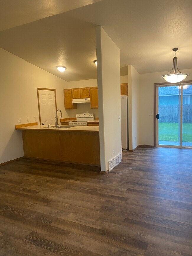 Kitchen/Dining - 80 E Ryan Dr