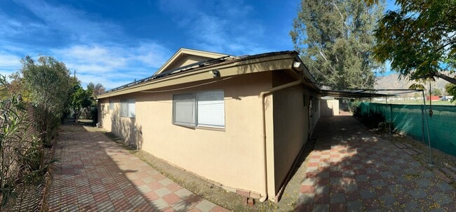 Building Photo - 3 Bedroom / 2 Bathroom Single Story Home in San Jacinto