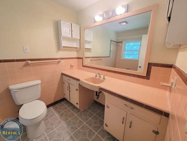 Building Photo - Spacious House Located off the 105 Bypass