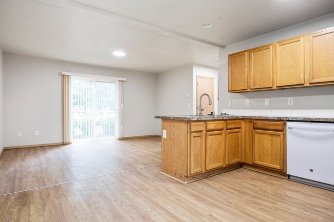 Building Photo - 5Bed/2.5 Bath home available in SE Portland