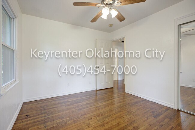 Building Photo - 1520 Rowena Ln