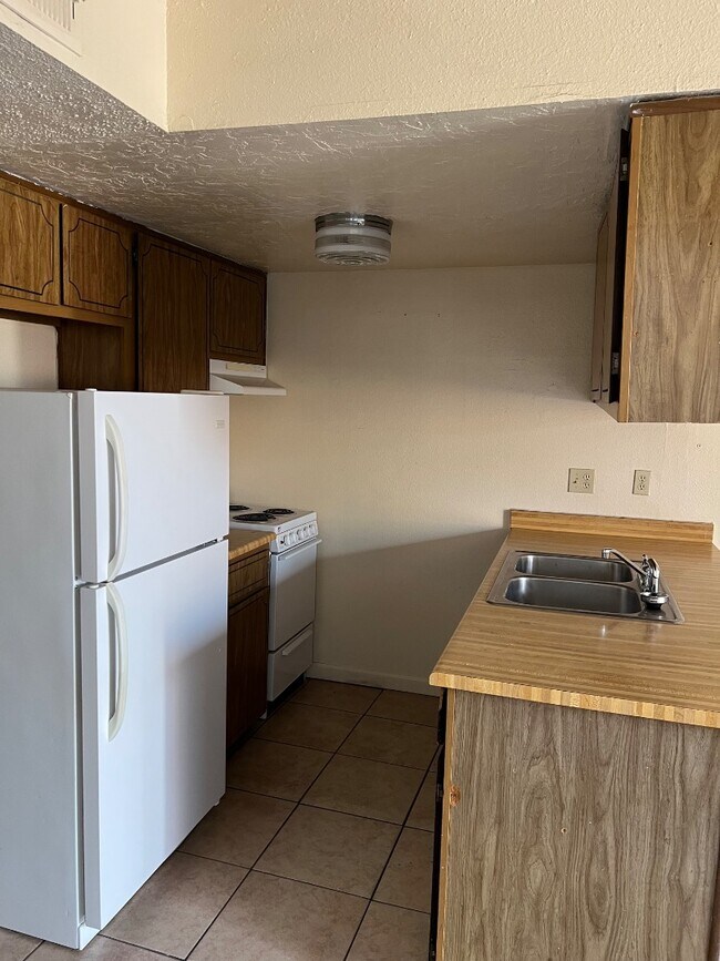 Building Photo - 920 San Pedro Dr SE