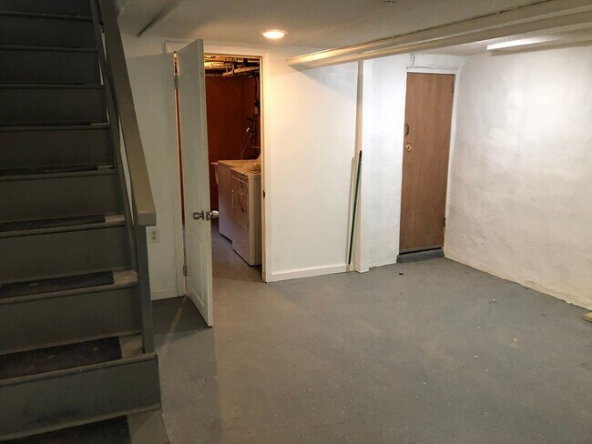 Building Photo - Gorgeous Home - Holmesburg