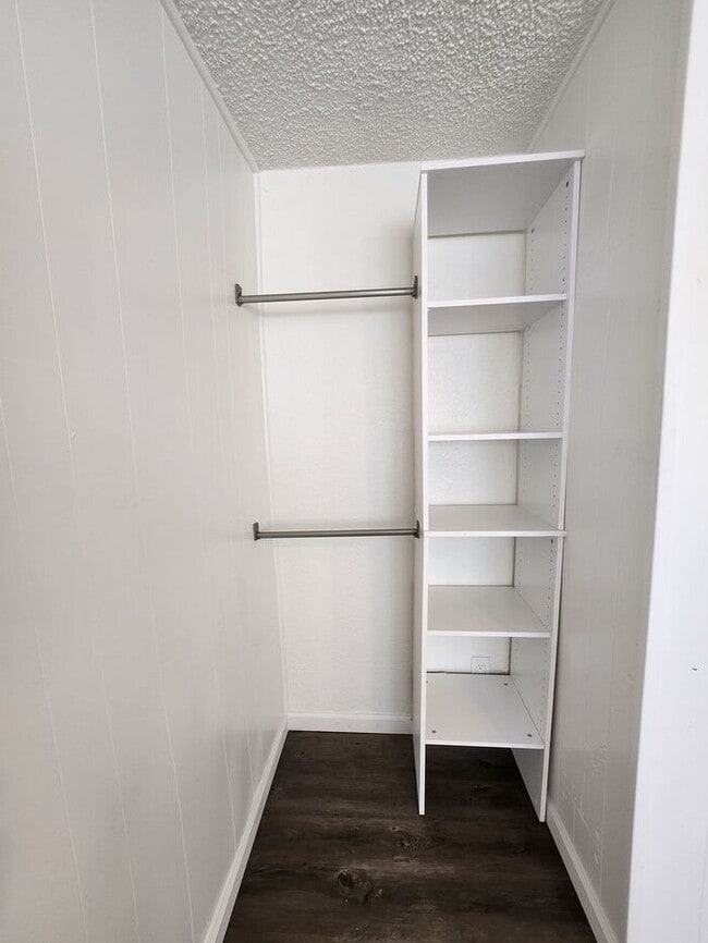 Building Photo - Cozy 2-Bedroom Home – Bright, Updated & Re...