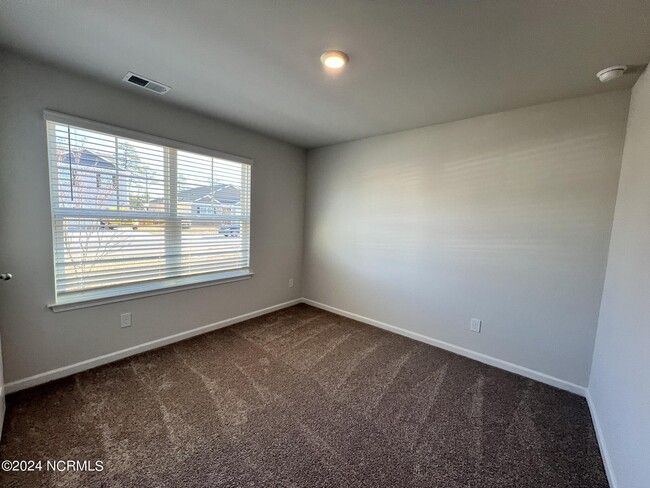 Building Photo - 8201 E Highcroft Dr NE