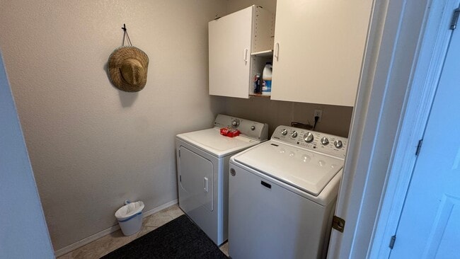 Building Photo - Furnished Pool Home Rental!!