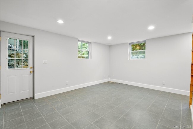 Building Photo - 528 N Wagner Ave