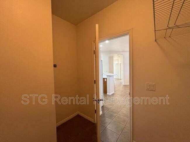 Building Photo - 3753 E Canyon Crest Ave