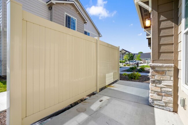 Building Photo - 7485 N Lucy Rose Ln