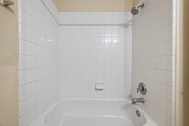 Building Photo - 9127 N Ferndale Pl Dr