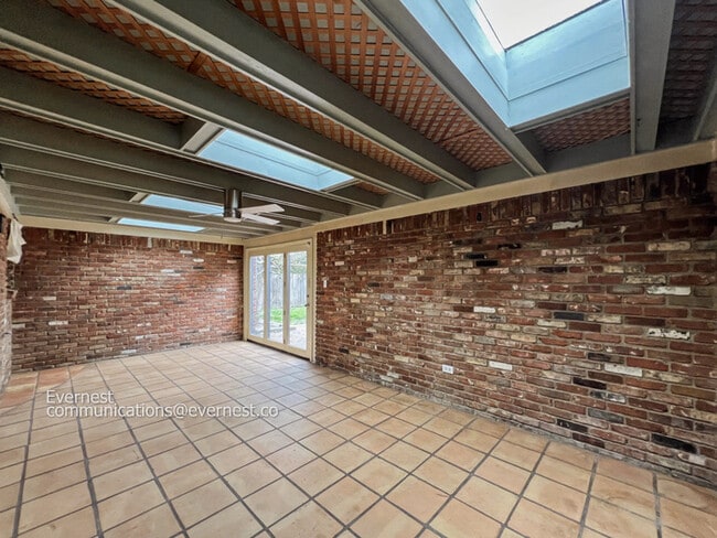 Building Photo - Beautiful 4-Bedroom Home with Modern Amenities / Pet-Friendly / Available Now!