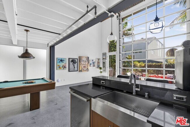 Building Photo - 2120 Narcissus Ct